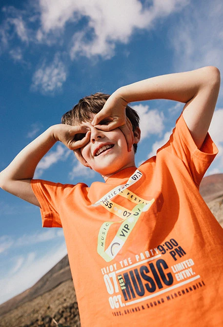 Camiseta de punto para niño en color naranja
