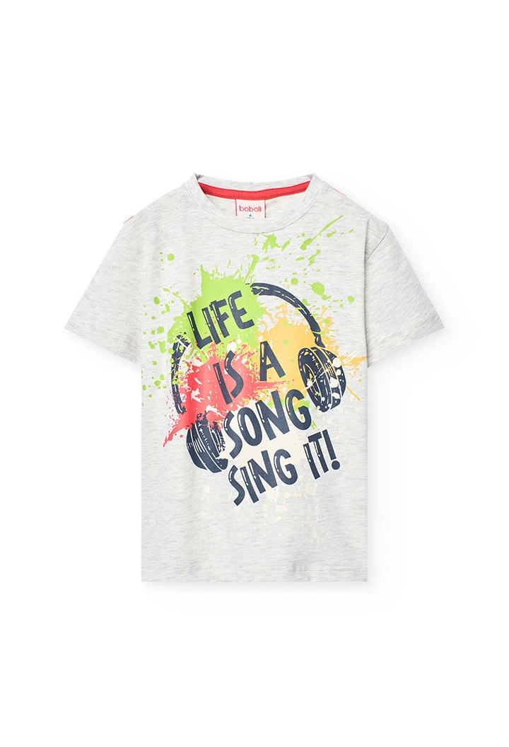 Completo a maglia con maglietta grigia e bermuda arancione per bambino.