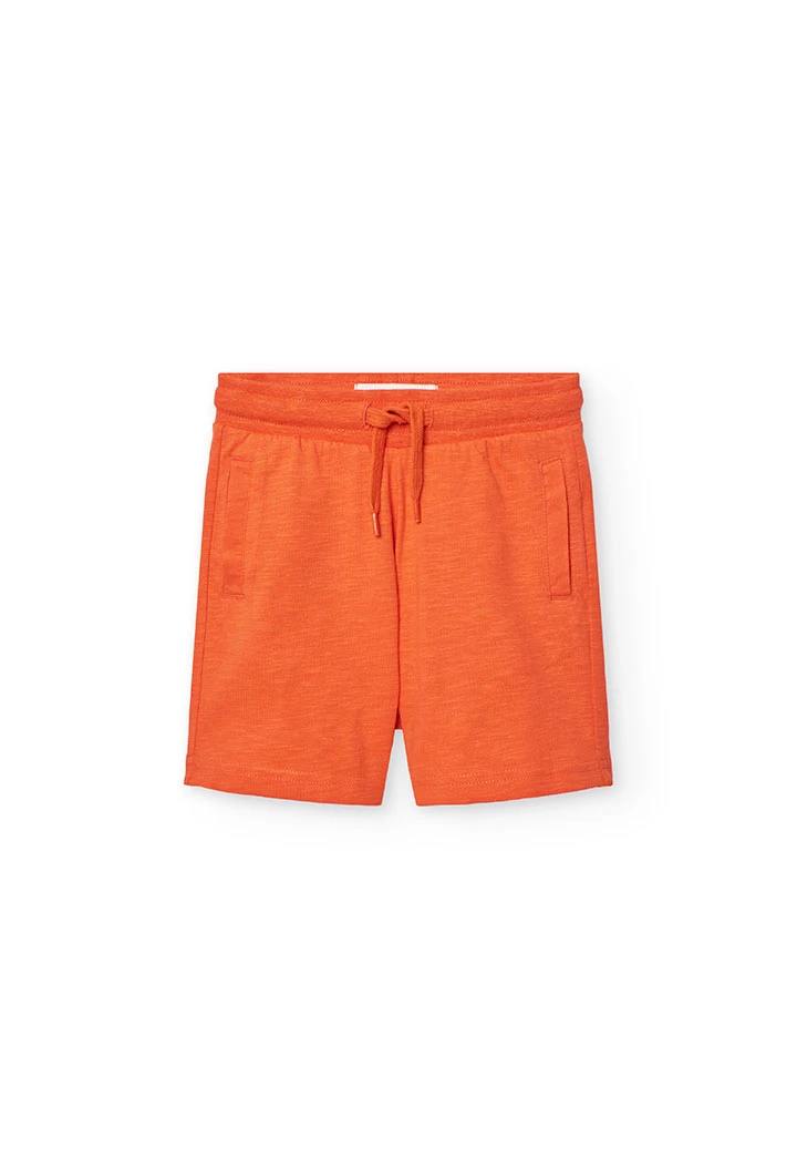 Completo a maglia con maglietta grigia e bermuda arancione per bambino.
