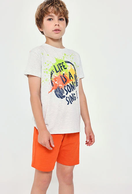 Completo a maglia con maglietta grigia e bermuda arancione per bambino.