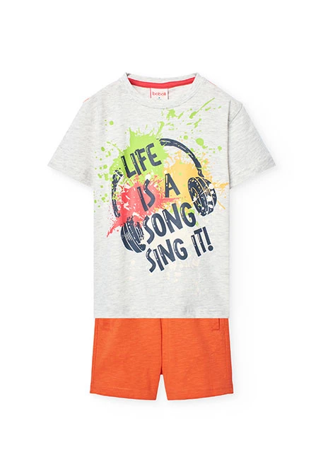 Komplett aus Strick mit grauem T-Shirt und orangefarbenen Bermudas für Jungen.