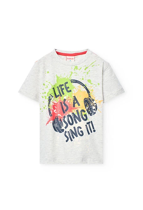 Conjunto de punto de camiseta en gris y bermudas de color naranja para niño