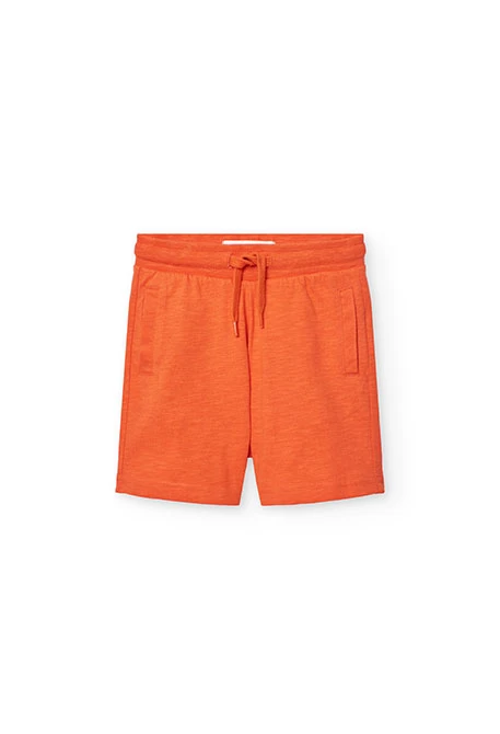 Conjunto de punto de camiseta en gris y bermudas de color naranja para niño
