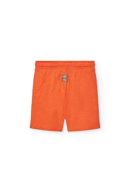 Conjunto de punto de camiseta en gris y bermudas de color naranja para niño