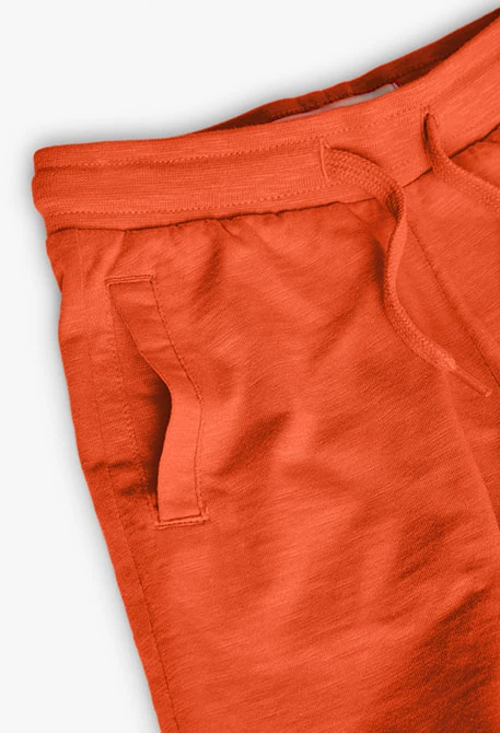 Conjunto de punto de camiseta en gris y bermudas de color naranja para niño