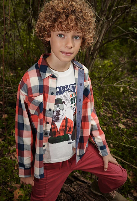 Red, navy, and white checkered boy´s shirt