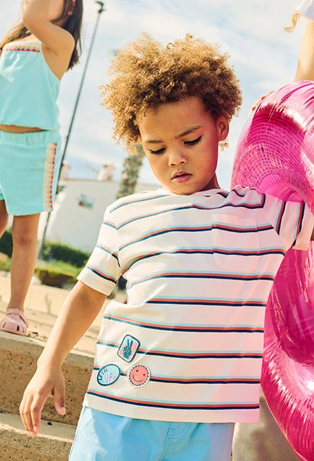 Jungen T-Shirt mit Streifenmuster.