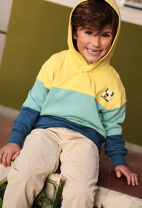 Sweatshirt em felpa para menino verde com capuz color block
