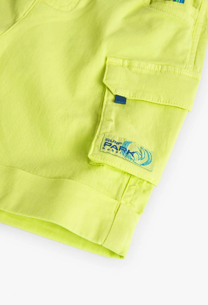 Gabardine-Bermuda-Shorts für Jungen, in Farbe Grün