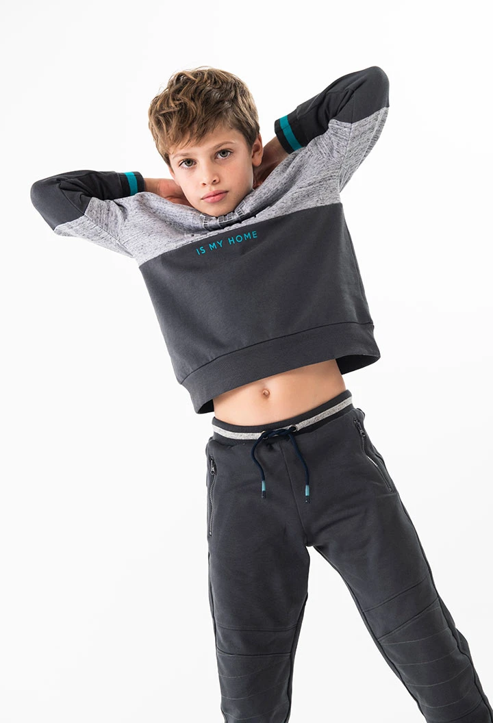 Pantalón de felpa para niño en gris oscuro