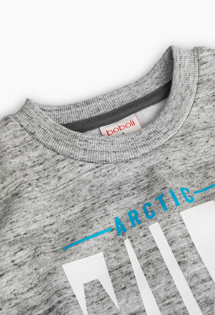 Completo da bambino con stampa in grigio