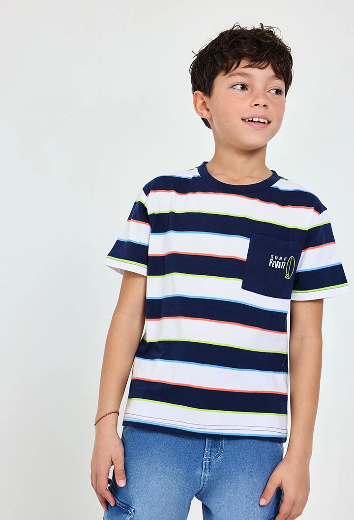 Maglietta a maglia per bambino con design a righe nei colori blu, verde e rosso.