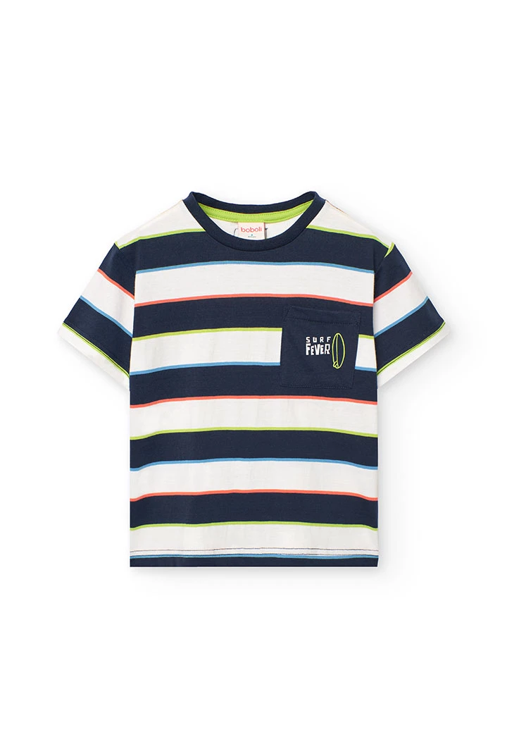 Maglietta a maglia per bambino con design a righe nei colori blu, verde e rosso.