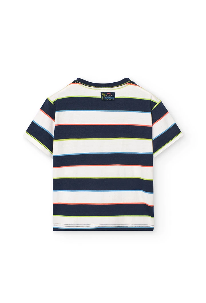 Maglietta a maglia per bambino con design a righe nei colori blu, verde e rosso.