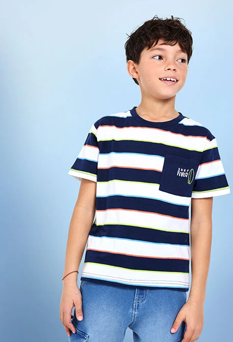 Camiseta de punto para niño con diseño de rayas en color azul, verde y rojo