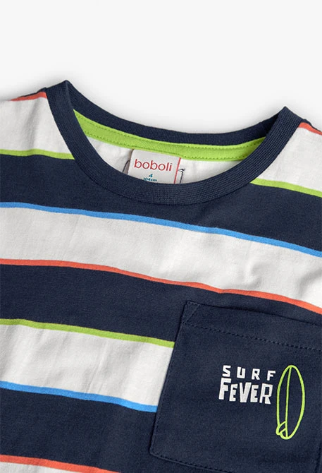 Maglietta a maglia per bambino con design a righe nei colori blu, verde e rosso.