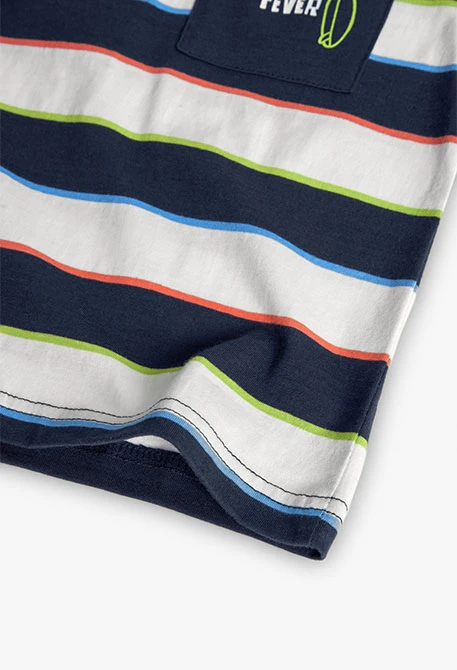 Maglietta a maglia per bambino con design a righe nei colori blu, verde e rosso.