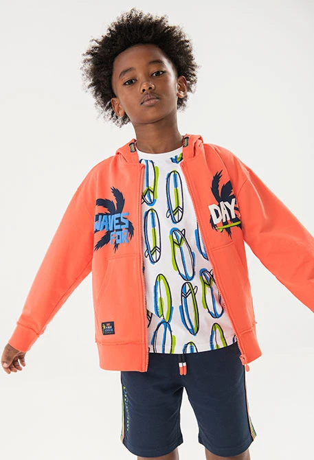 Veste en molleton pour garçon de couleur rouge.