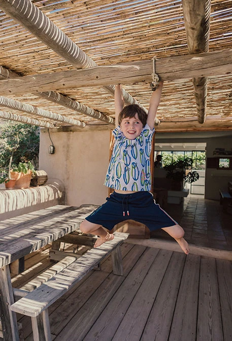 Camiseta de punto para niño en color blanco con estampado de surfistas