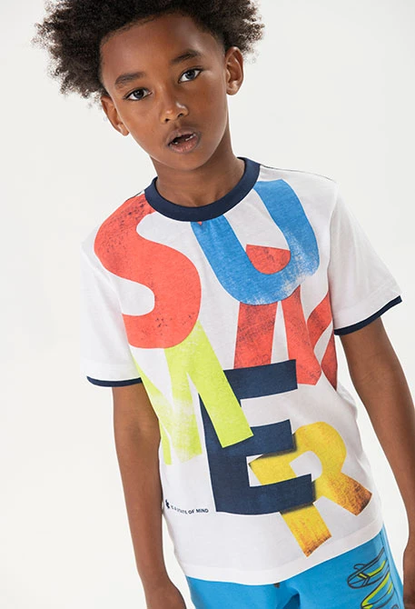 Camiseta de punto para niño en color blanco con estampado de letras