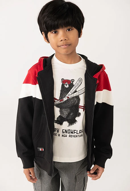 Boy´s jacket in black, red, and white fleece.