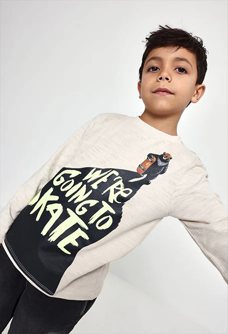 Camiseta punto niño beige estampado skate