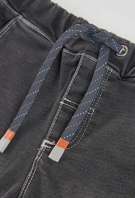 Pantalón denim niño negro con bolsillos cargo
