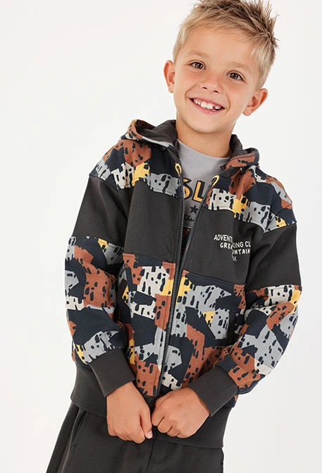 Chaqueta felpa niño estampado camuflaje gris