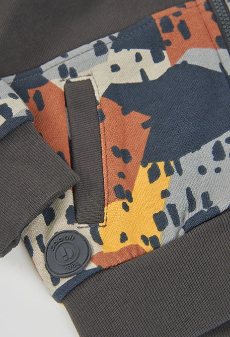 Chaqueta felpa niño estampado camuflaje gris