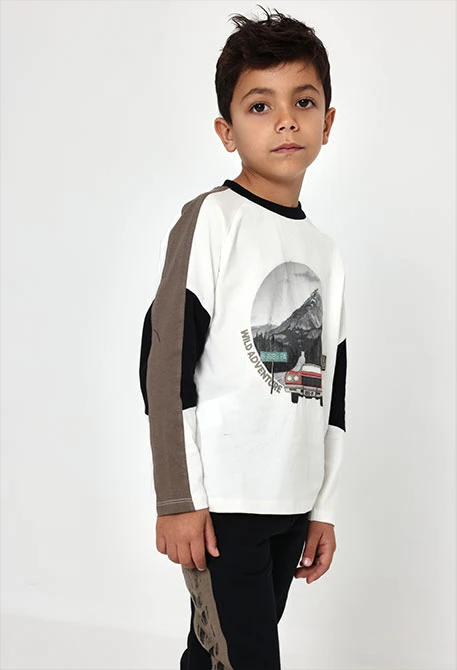 Camiseta ponto menino branca estampado carro aventura