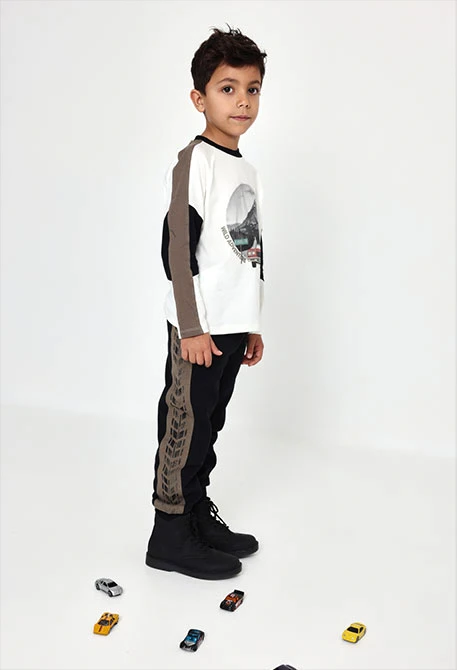 Pantalón felpa niño negro con franjas laterales