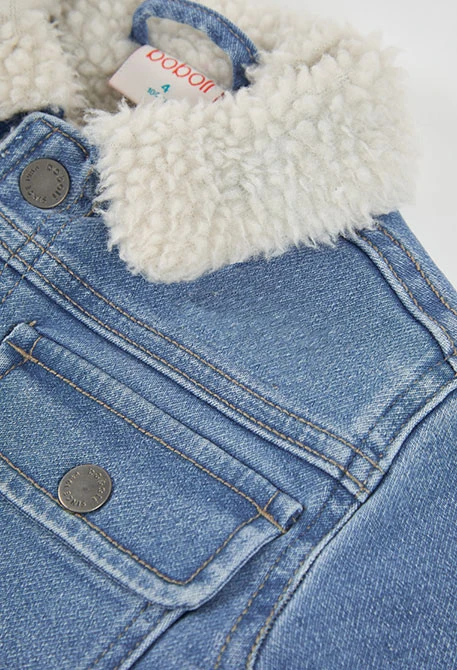 Jungen-Denimsrickjacke in Blau mit Plüschkragen