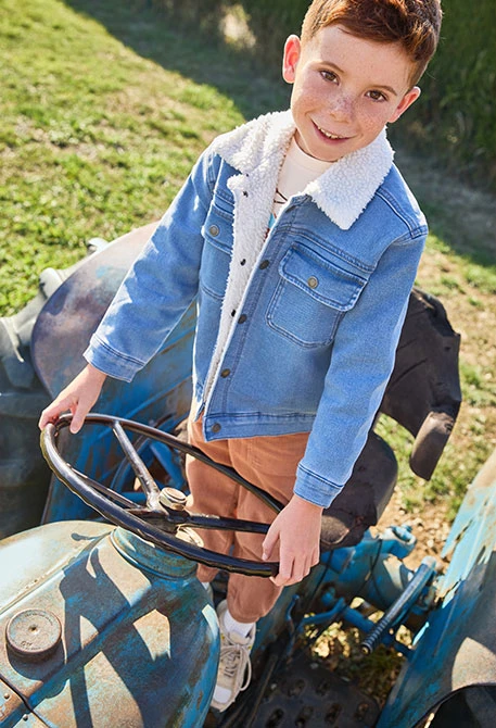 Jaqueta denim punt nen blau amb coll pelfa