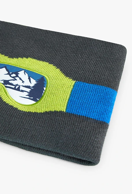 Sciarpa grigia con occhiali da neve