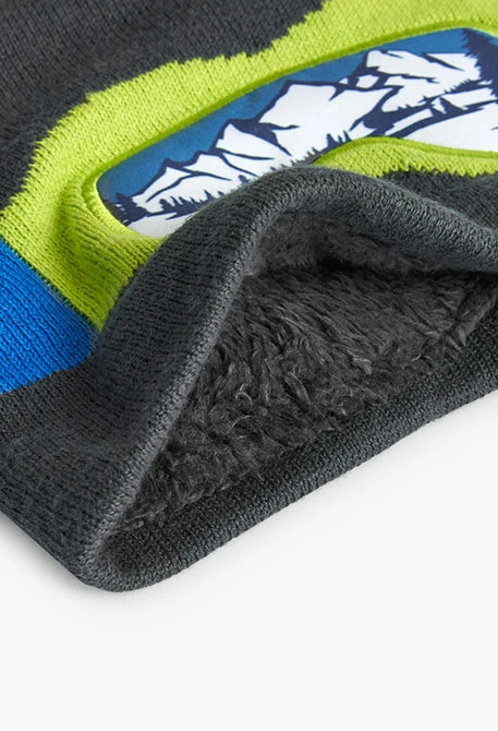 Sciarpa grigia con occhiali da neve