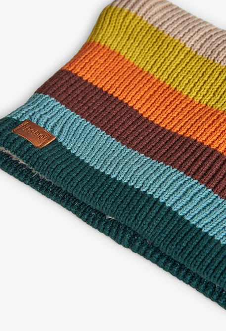 Beigefarbener Strickschal mit Streifen