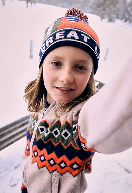 Gorro azul-marinho riscas pompom