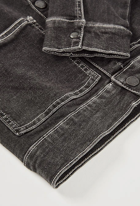 Veste en jean grise pour garçon.