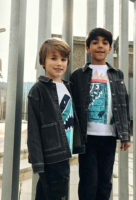 Veste en jean grise pour garçon.