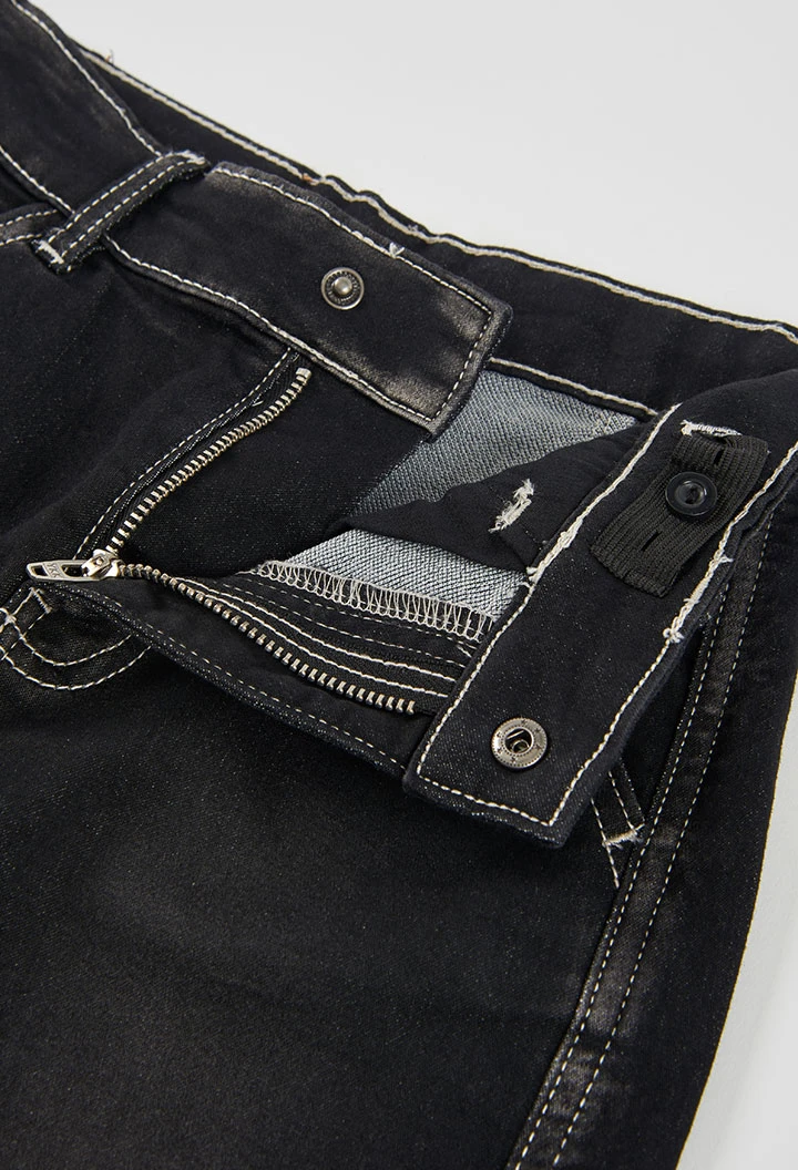 Pantalón denim niño negro con costuras blancas