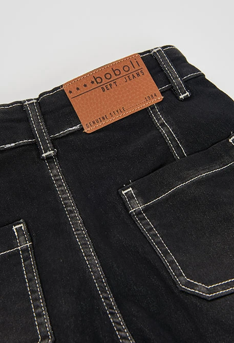 Pantalón denim niño negro con costuras blancas