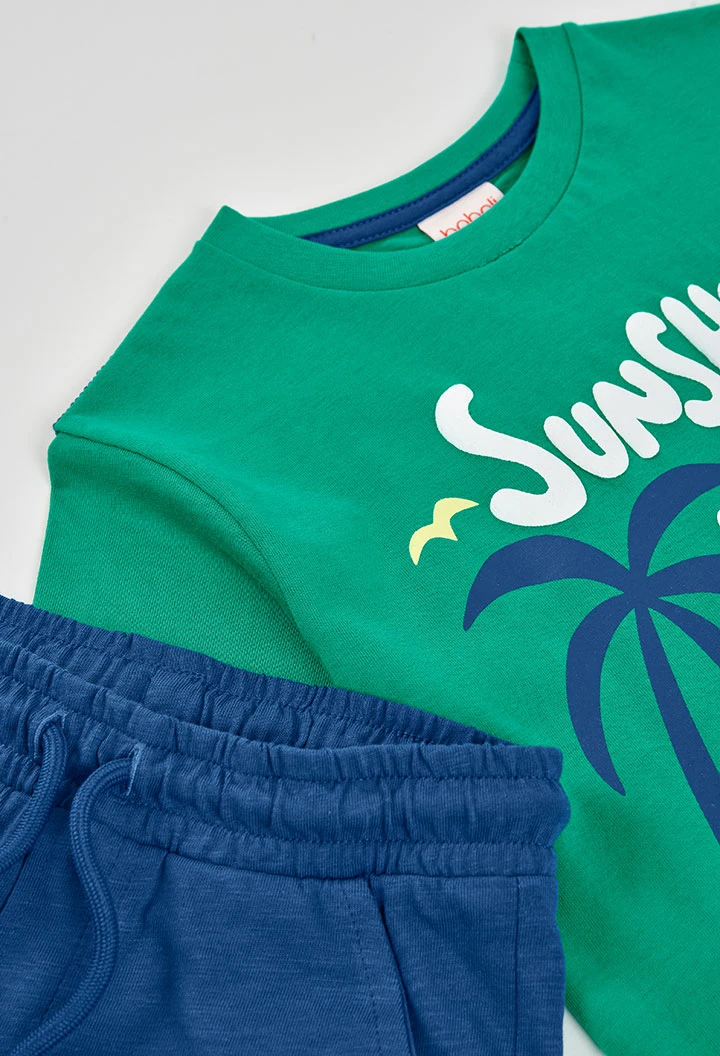 Kinderset Baumwoll-T-Shirt und blaue Hose.