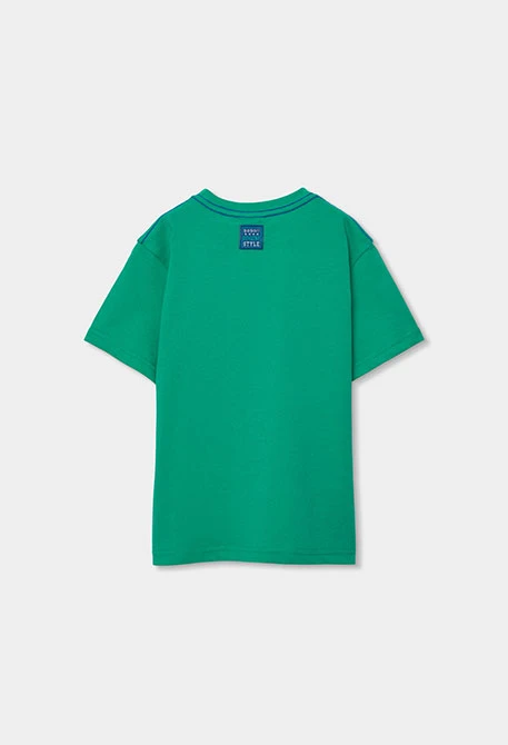 Kinderset Baumwoll-T-Shirt und blaue Hose.