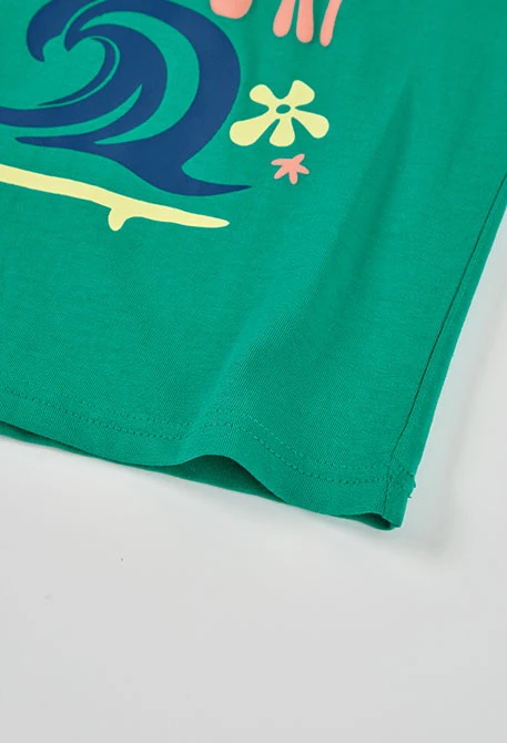 Kinderset Baumwoll-T-Shirt und blaue Hose.