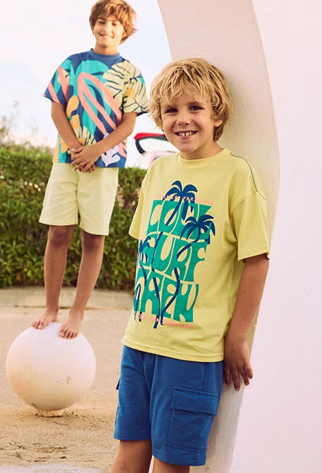 Camiseta niño amarilla estampado palmeras
