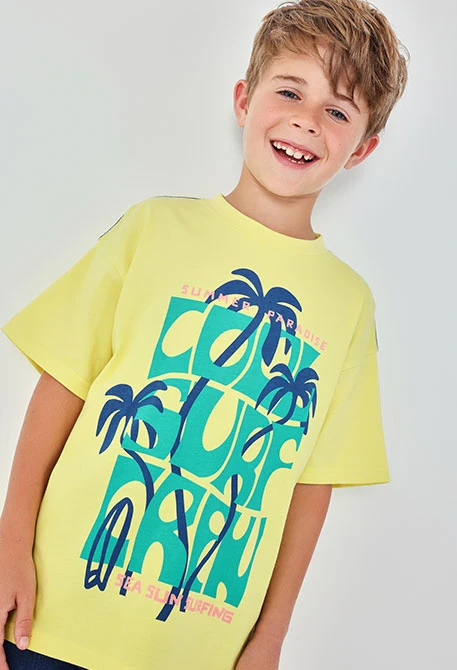Camiseta niño amarilla estampado palmeras