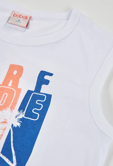 Weißes T-Shirt aus Baumwolle mit kurzen Ärmeln.