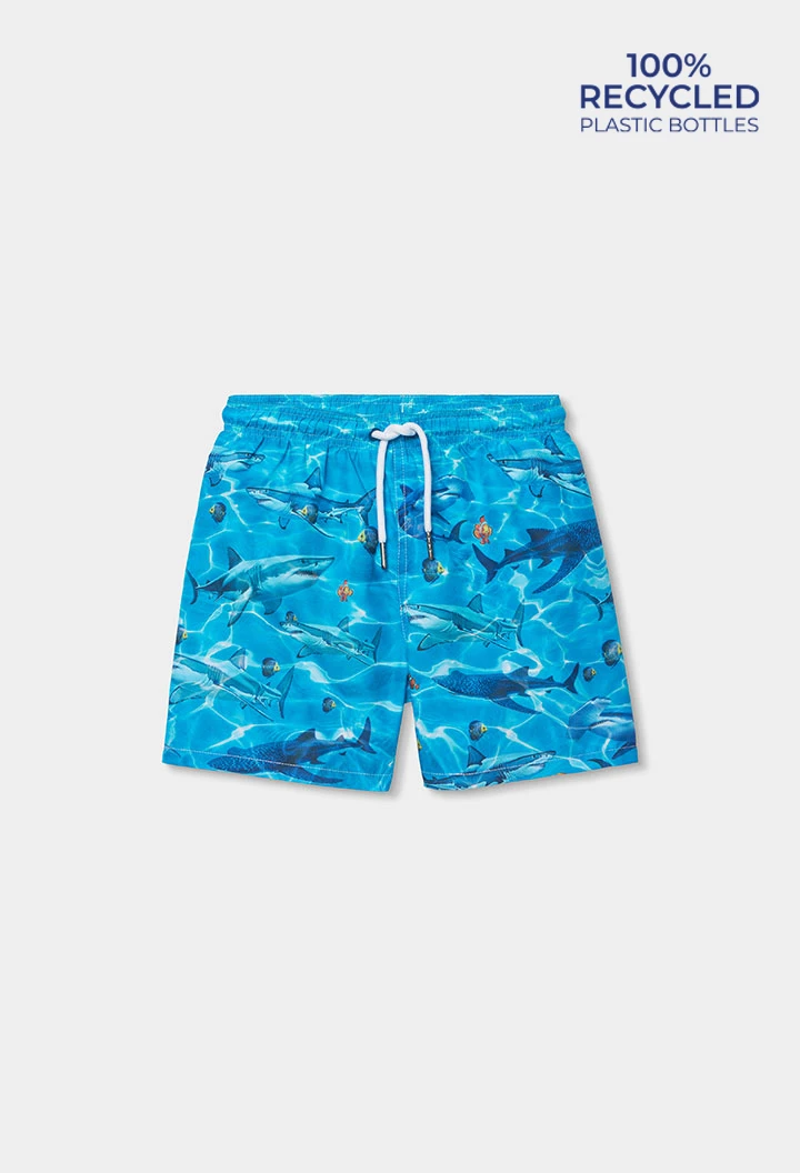 Blauer Badeanzug für Jungen aus recyceltem Stoff.