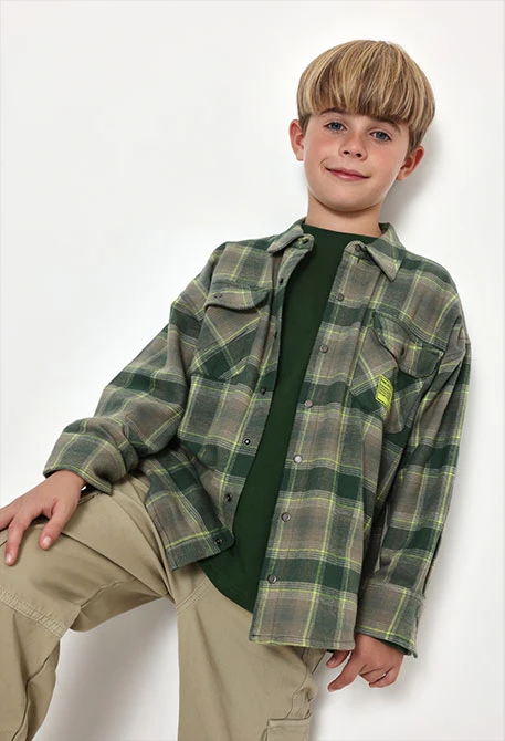 Camisa de quadres verds de nen amb pegat