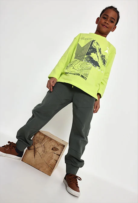 Camiseta de malha menino verde estampado montanha